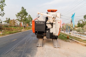 Kubota DC-108X 108HP Rice Combine <b>Harvester</b> Crawler Type Grain Harvesting Machine for Paddy Field Farming - Product Image 2