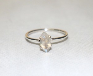 Anillo apilable con ajuste de canal de plata esterlina de piedra lunar, joyería hecha a mano, piedra Natural, corte ovalado, piedra preciosa de arcoíris, regalo para mujer - Product Image 3