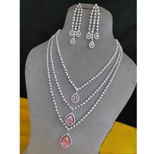 Conjunto de collar de tres capas de diamantes de circón de moda de diseñador con pendientes acabado plateado con aspecto de piedra AD para boda para mujer - Product Image 1