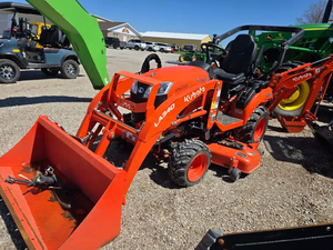 Tractor compacto Kubota BX2380 4WD con motor diésel de 23HP y cargador frontal para un fácil manejo de las tareas agrícolas diarias. - Product Image 5
