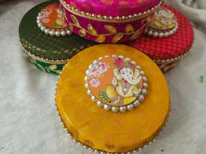 Tissu de brocart en acier sans tache avec dentelle de perles Ganpati Mithai Box 250 et 500 grammes Faveur de mariage indien - Product Image 4