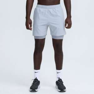 กางเกงขาสั้นออกกำลังกายผู้ชายแบบ 2-in-1 รุ่นใหม่สำหรับฤดูร้อน ผลิตตามสั่ง (OEM) สำหรับวิ่ง ฟิตเนส เทรนนิ่ง แห้งเร็ว ผ้าฝ้าย 100% สีพื้น เหมาะสำหรับใส่ในยิม - Product Image 3