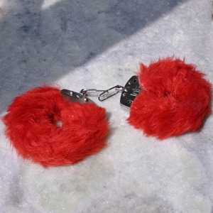 Design personnalisé rouge fourrure menottes Hathkadi avec 2 clés pour Police théâtre jeu de rôle film drame ou scène Performance fabricant - Product Image 5