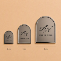Étiquettes personnalisées en titane pour flacons de parfum, forme arquée, logo sur mesure, monogramme en écriture cursive, autocollant en aluminium gravé