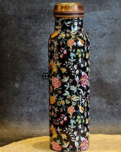 Bouteille en cuivre faite à la main avec un design de luxe conçu pour les routines d'hydratation conscientes et la vie écologique Tradebyd - Product Image 2