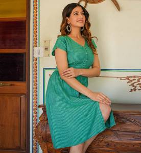 Vestido acampanado de poliéster con rayas verdes, mangas cortas y escote en V, diseñado para una moda cómoda y moderna en talla XXL. - Product Image 4