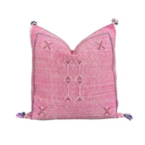 Funda de Almohada Corporal Berber Rosa Hecha a Mano de Lujo con Patrón Tribal Geométrico, Ecológica, 100% Algodón para Decoración del Hogar y Sofá - Product Image 1