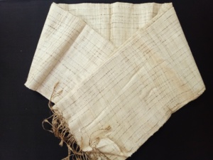 Foulards en soie Handloom faits sur commande disponibles dans la taille 70X200 Cms également avec des franges d'individu dans des buts de revente de Foor de longueur de 10 Cms. - Product Image 4