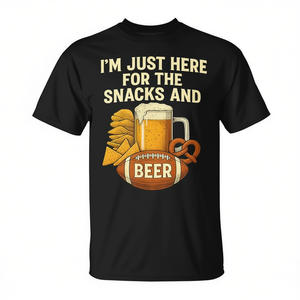 T-shirt promotionnel « Je suis juste là pour les collations et la bière, football » - Product Image 2
