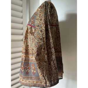 Blusa con Cuello en V para Mujer, Estampado Floral Bohemio, Diseño Bordado de Prado, Tallas XS-4XL, Hecha de Seda, Popelina, Satén, Chifón y Lino - Product Image 3