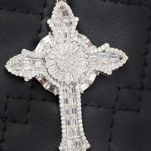 Colgante de cruz de lujo chapado en oro de 18k con halo de moissanita redonda y baguette, amuleto premium estilo Hip Hop - Product Image 4