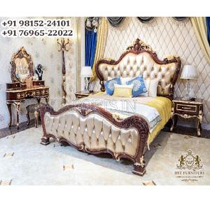 Ensemble de meubles de chambre à coucher modernes tuftés de 5 pièces Meubles de chambre à coucher de style baroque dans un design moderne Ensemble de chambre à coucher contemporain en bois de teck - Product Image 1