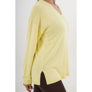 Pull tricoté jaune décontracté à col en V et fente latérale, vente en gros - Product Image 1