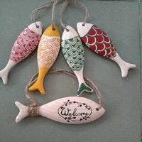 Décoration suspendue en bois traditionnelle en forme de poisson avec motif végétal du Vietnam