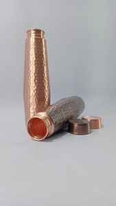 Bouteilles en cuivre axées sur la santé pour le stockage de l'eau et combinant les anciennes traditions ayurvédiques avec des designs élégants et contemporains - Product Image 4