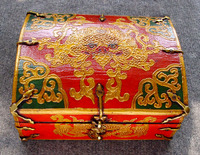 Boîte à bijoux tibétaine artisanale Asthamangal en bois de teck, 6x5x3 pouces, intérieur doublé de velours, système de verrouillage traditionnel, serrure à clé
