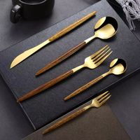 Ensemble de couverts en bois et en acier au design moderne et abordable avec des finitions de qualité supérieure pour des repas élégants à la maison