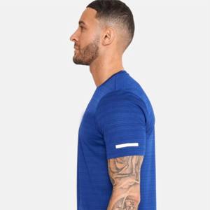 Camiseta de entrenamiento para hombre con tela de secado rápido: transpirable, duradera y perfecta para deportes, sesiones de gimnasio y aventuras al aire libre - Product Image 6