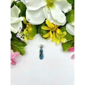 Colgante de Turquesa Kingman y Plata de Ley, Hecho a Mano por Expertos Navajo, Engastado en Bisel - Product Image 1