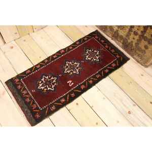 Alfombra Turca Vintage Pequeña de 1.5x3.2 pies, Alfombra de Lana con Parches Rojos y Azules - Product Image 1