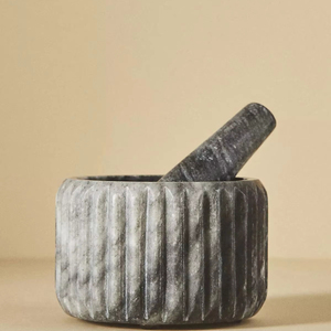 Mortier et pilon en marbre gris de forme compacte et de poids durable, idéal pour les sauces d'épices et les préparations de pooja - Product Image 1