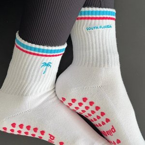 Calcetines de mujer, calcetines de Pilates con agarre personalizado, fabricante de calcetines de Yoga antideslizantes de algodón con diseño de logotipo personalizado para productos de invierno al por mayor - Product Image 4