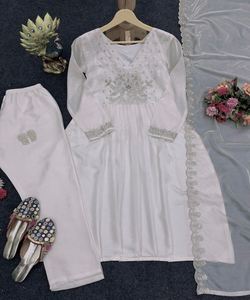 Modest Floral Bordado Top Pant Set para damas de moda y elegante con un toque de elegancia - Product Image 2