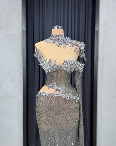 Robe de bal longue en satin à col montant et dentelle, coupe droite évasée, avec motif de sequins en cristal, fente latérale et style vintage pour soirée - Product Image 2