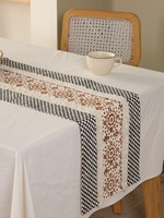Chemin de table double couche en toile slub premium imprimée au bloc, motif floral, avec pompons, style damassé tissé, noir floral pour salle à manger