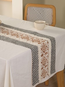 Chemin de table double couche en toile slub premium imprimée au bloc, motif floral, avec pompons, style damassé tissé, noir floral pour salle à manger - Product Image 5