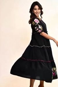 Vestido casual elegante sin esfuerzo para mujer en negro para la colección moderna de verano - Product Image 6