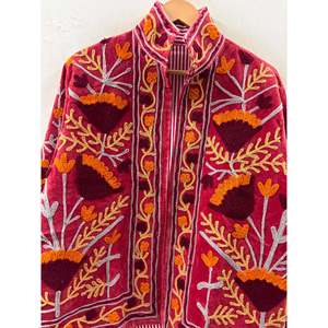 Veste bomber en satin Marigold Bloom pour l'automne, brodée de fleurs rouges ambre bordeaux, style bomber - Product Image 2