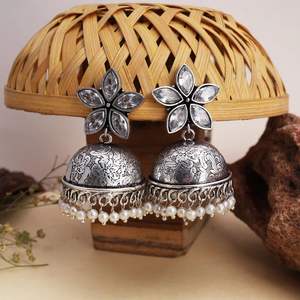 Pendientes Jhumka Florales Bohemios Tradicionales de Latón con Baño de Plata Antigua, Engaste de Bisel con Pedrería y Perlas Colgantes para Fiesta de Mujer - Product Image 3