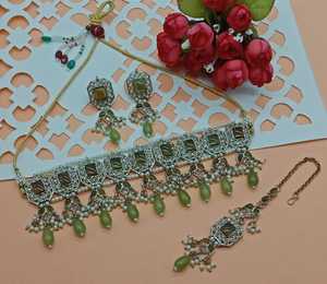 Ensemble de bijoux plaqué or kundan traditionnel indien de forme carrée et collier en cuivre avec ensemble de boucles d'oreilles Mangtika pour femmes - Product Image 1