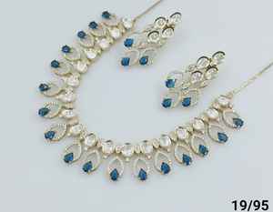 Conjunto gargantilla de collar de perlas Kundan de tono dorado tradicional Kundan con estilo indio elegante redondo con conjunto de pendientes a juego para mujer - Product Image 2