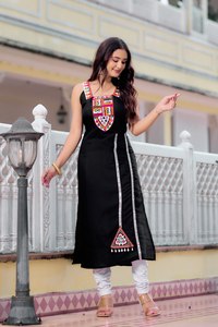 Kurti de Fiesta Moderno sin Mangas, Corte Recto, de Seda Romana, con Bordado Kutchi Vibrante y Trabajo de Espejos, de Secado Rápido, para Todas las Estaciones - Product Image 2