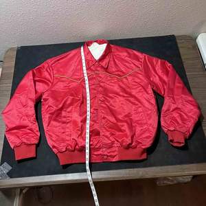 Veste universitaire d'hiver en satin rouge de haute qualité pour hommes vente en gros personnalisée fermeture de ceinture de style Letterman service OEM de rue principale - Product Image 4