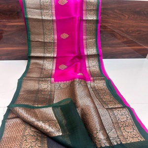 Fait sur mesure Choli traditionnel Saree dans un rose vif avec or complexe argent Zari travail. Idéal pour l'artisanat classique - Product Image 1