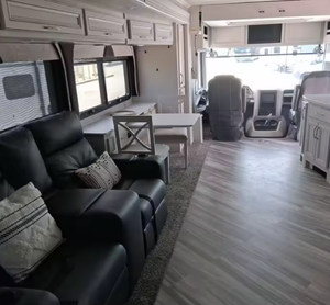 รถบ้านมือสองปี 2022 2023 ราคาประหยัด F-l-e-e-t-w-o-o-d Bounder 35K RVs Camper Motorhomes Travel Trailer - Product Image 3