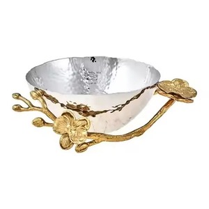 Tazón de metal plateado de diseñador con mango de flor dorada, perfecto para mesa central moderna y decoración festiva - Product Image 1