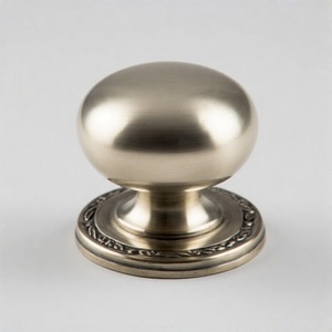 LuxeNest Knob Imperial Crest Bouton de porte en métal gravé Design d'inspiration vintage pour un attrait intemporel et un charme intérieur majestueux - Product Image 2