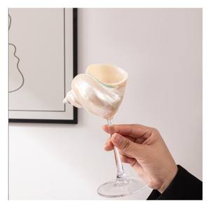 Verre à vin en coquillage artistique pour la décoration intérieure, les tables à manger et les mariages ou banquets à thème côtier dans le monde entier - Product Image 1