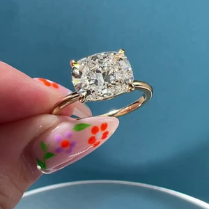 Bague en or jaune avec diamant de laboratoire certifié IGI de 3,00 carats, taille coussin allongée, orientation est-ouest - Product Image 2