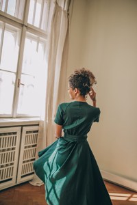 Vestido Clásico de Lino, Vestido Fluido de Lino, Vestido Estilo Cottage Core, Vestido Verde Esmeralda con Cinturón y Bolsillo, Vestido Midi, Vestido Elegante - Product Image 4