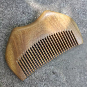 Peignes à cheveux en bois de noix de coco Eco-Chic: fabriqués à la main pour une force, une glisse douce et des cheveux sains - Product Image 1