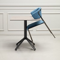 Fauteuil de salle à manger empilable avec structure en métal et revêtement en velours