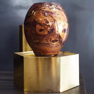 Vase minimaliste en métal fini or avec un design simple idéal pour la décoration contemporaine et les centres de table en gros d'Inde - Product Image 6