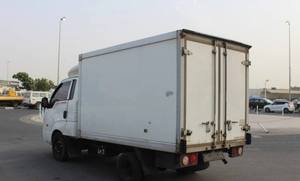 Camionnette Bongo K2700 d'occasion propre 2016, camion frigorifique, moteur diesel, boîte manuelle, conduite à gauche, sièges en cuir foncé, R17, excellent état - Product Image 3