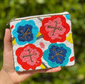 Pochette de monnaie en perles de rocaille détaillée multicolore offrant une façon élégante d'organiser les petits essentiels avec un doux par glowin fashion - Product Image 6