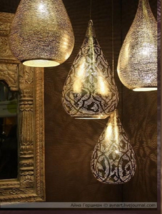 Lampe suspendue marocaine ornée d'or, richement décorée de petits accents de verre colorés à des prix de gros. - Product Image 6